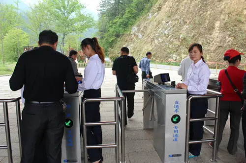 那么景區(qū)通道閘如何選擇？景區(qū)通道閘選擇要注意哪些問題？